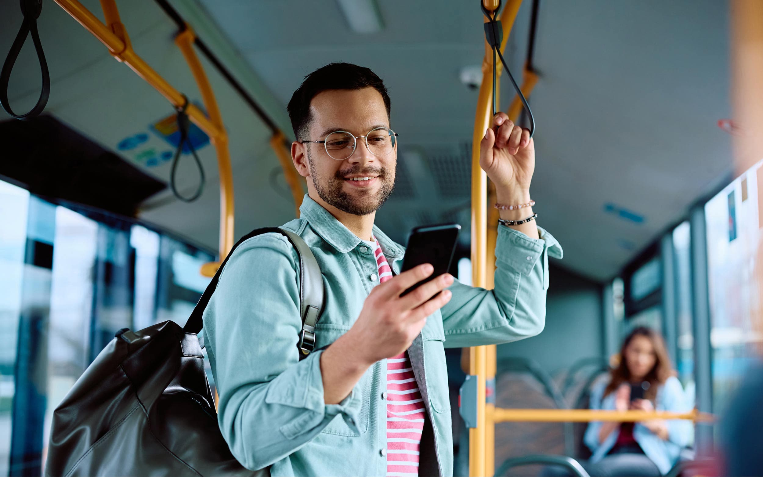 Immagine uomo autobus interno campagna